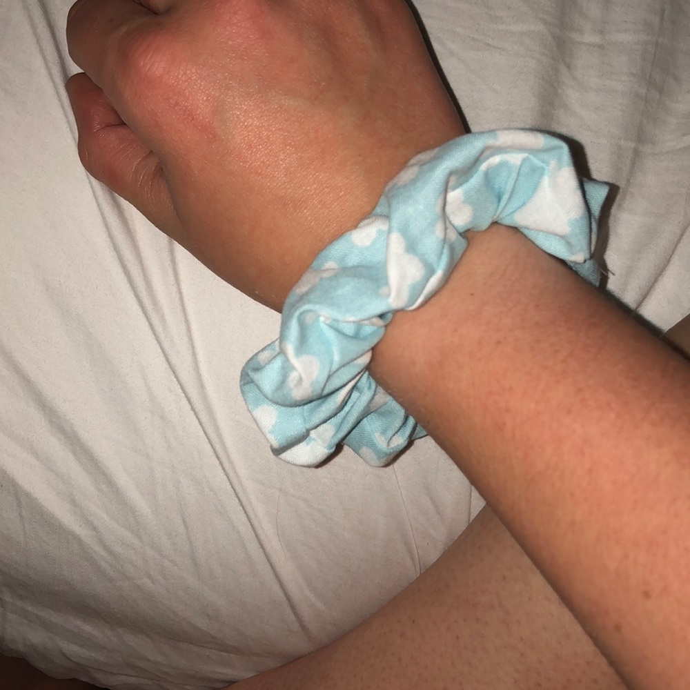 adorable cloud scrunchie ☁️